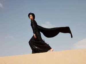 Padukan Abaya Dan Jaket, Hijabers Ini Jadi Viral Di Arab Saudi