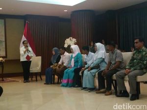 Suasana Haru Saat Kemlu Serahkan Jenazah WNI Korban Sandera Abu Sayyaf Suasana Haru Saat Kemlu Serahkan Jenazah WNI Korban Sandera Abu Sayyaf