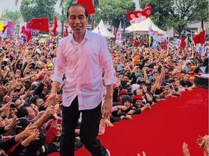 Guyuran Hujan pun Dihadapi Jokowi Demi Bersama Rakyat