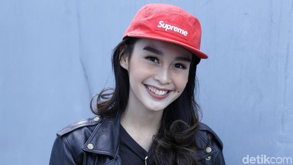 Penampilan Perdana Conchita Caroline Usai Menikah