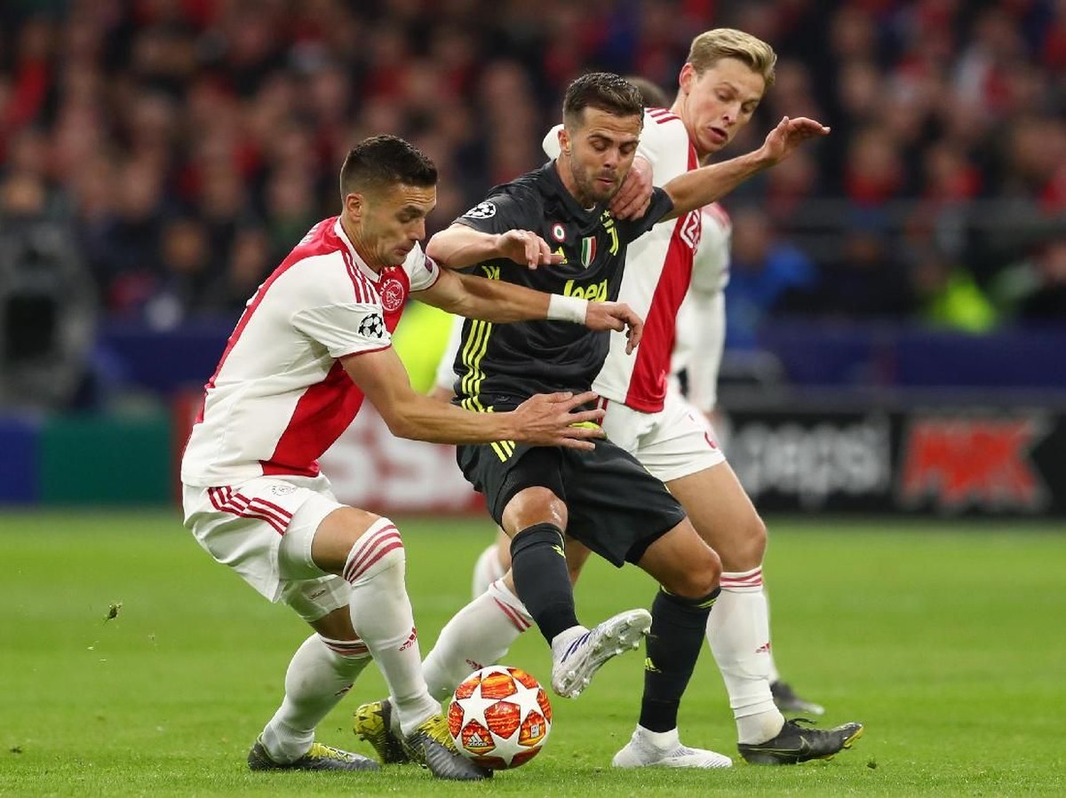 Ajax Amsterdam akan menyulitkan Juventus dengan permainan pressing. (Foto: Lars Baron/Getty Images)