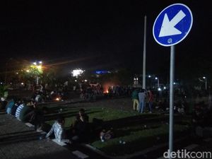 Dini Hari, Massa Tolak Tambang Ubah Kantor Gubernur Aceh Bak Pasar Malam