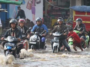 Berangsur Surut, Jalan Dayeuhkolot-Banjaran Dapat Dilintasi