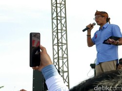 Di Sukabumi Sandiaga : Mau Banyak Kartu Atau Banyak Duit?