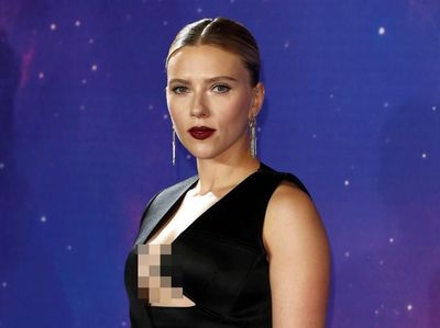 Penampilan Seksi Scarlett Johansson dengan Tuxedo