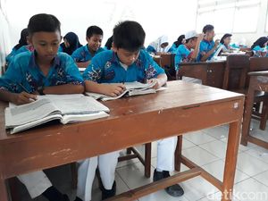Kreatif! Pelajar di Gunungkidul Ini Pakai Batik Desain Sendiri ke Sekolah