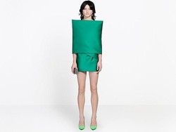 Balenciaga Jual Gaun Rp 68 Juta, Dikritik Mirip Bantal Sofa