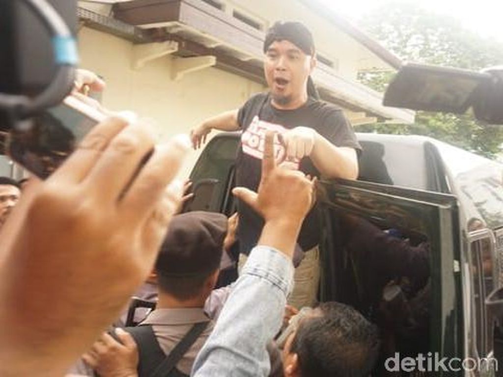 Aksi Narsis Ahmad Dhani yang Ditutup Takbir Aksi Narsis Ahmad Dhani yang Ditutup Takbir
