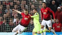 Barisan depan lawan yang dipimpin Lionel Messi dan Luis Suarez cukup kesulitan menembus lini belakang MU. Reuters/Lee Smith.