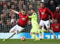 Barisan depan lawan yang dipimpin Lionel Messi dan Luis Suarez cukup kesulitan menembus lini belakang MU. Reuters/Lee Smith.