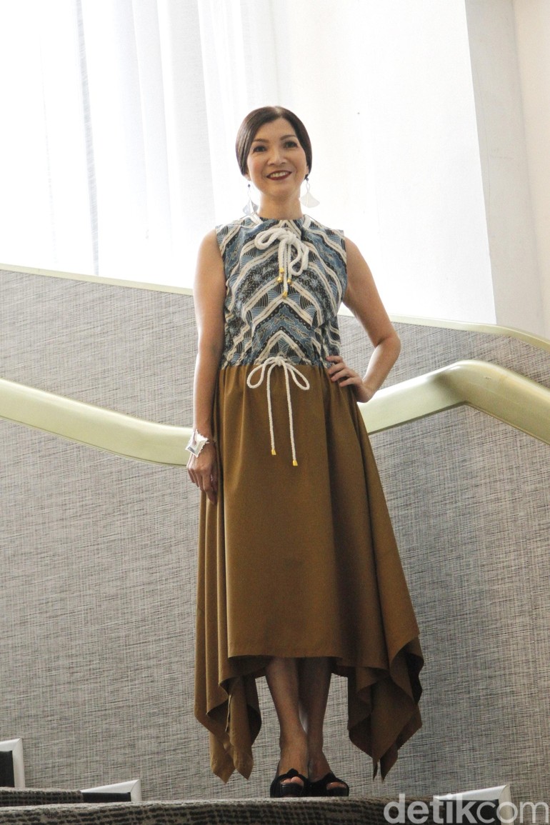  Desain Baju Batik Fashion Show  Klopdesain
