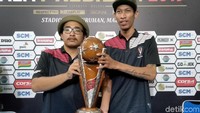 Trofi Piala Presiden 2019 sudah berubah wajah. Perubahan itu dibuat spesial untuk juara di laga final yang mempertemukan Arema FC dengan Persebaya.