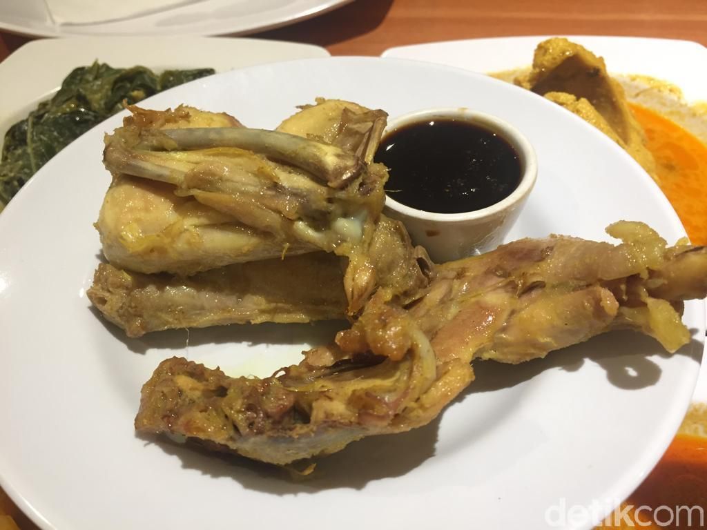 Kisah Jokowi dan Megawati yang Jatuh Cinta dengan Ayam Pop Restoran Minang Ini Kisah Jokowi dan Megawati yang Jatuh Cinta dengan Ayam Pop Restoran Minang Ini