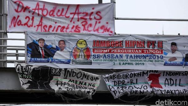 Spanduk Karung Bekas Ala Pendukung Prabowo