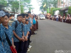 Pelajar Sambut Jokowi, Bawaslu Sukabumi Tegur yang Pakai Kaos 01