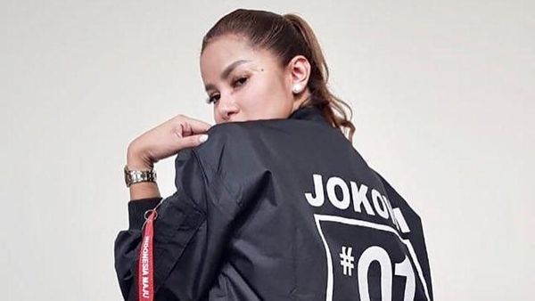 Foto: Gaya 7 Artis Pakai Jaket 01, Kompak Dukung Jokowi