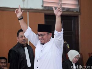 Pose Dua Jari Dahnil Anzar di Sidang Ratna Sarumpaet Pose Dua Jari Dahnil Anzar di Sidang Ratna Sarumpaet