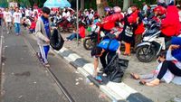 Aksi Pendukung Bersih-bersih Sampah usai Kampanye