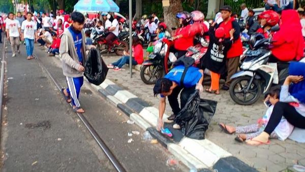 Aksi Pendukung Bersih-bersih Sampah usai Kampanye