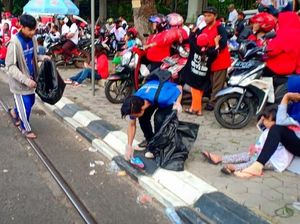 Aksi Pendukung Bersih-bersih Sampah usai Kampanye