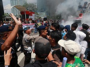 Unjuk Rasa di Depan Gedung KPK Diwarnai Aksi Bakar Ban!