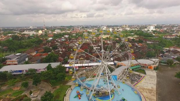 Bianglala di Sindu Kusuma Edupark