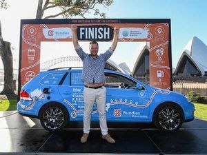 Buktikan Kuatnya Mobil Listrik, Pria Ini Keliling Dunia Sejauh 95 Ribu Kilometer