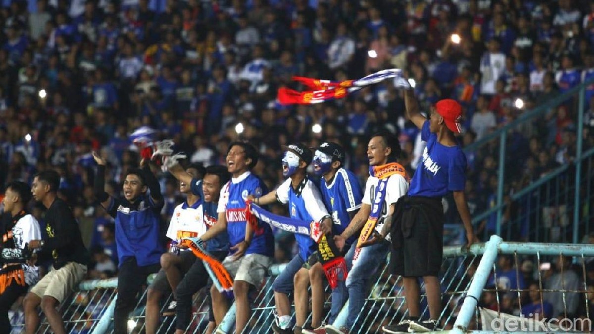 Aremania memenuhi Stadion Kanjuruhan. (Muhammad Aminudin/detikSport)