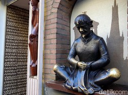 Patung Pembawa Keberuntungan di Kota Tua Dusseldorf