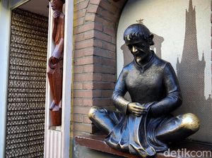 Patung Pembawa Keberuntungan di Kota Tua Dusseldorf Patung Pembawa Keberuntungan di Kota Tua Dusseldorf