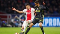 Juventus mengklaim penalti di menit ke-53, setelah Rodrigo Bentancur merasa ditarik Tagliafico saat hendak menyambut tendangan bebas. Tapi Video Assistant Referee (VAR) tak menyatakan ada pelanggaran. Wolfgang Rattay/Reuters.