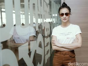 Atiqah Hasiholan Belajar Selesaikan Masalah Tanpa Media Sosial