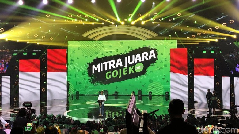 Jokowi Beri Sepeda ke Driver Go-Food yang Antar Sate Pesanannya