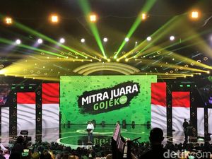 Jokowi Beri Sepeda ke Driver Go-Food yang Antar Sate Pesanannya