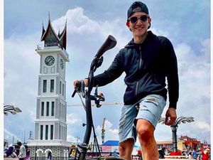 Vino G Bastian dan Jam Gadang Bukittinggi Vino G Bastian dan Jam Gadang Bukittinggi