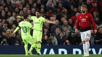 Kendati begitu, Messi sudah lebih dulu mengkreasi gol kemenangan Barcelona sebelum dibuat berdarah wajahnya. Di menit ke-12, ia bekerja sama dengan Luis Suarez membuat gawang MU kebobolan yang tercipta dari bunuh diri luke Shaw (kanan). Gol itu memenangkan Barcelona 1-0 atas MU hingga akhir pertandingan. (Foto: Lee Smith/Reuters)