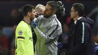 Lionel Messi mendapat perawatan medis usai ditabrak Chris Smalling.