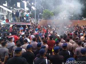 Pendemo Bakar Ban di Depan Gedung KPK