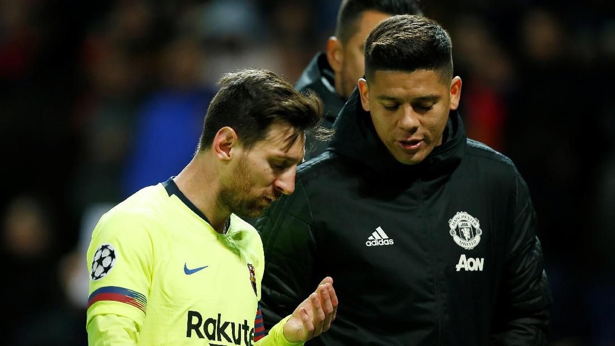Lionel Messi berdara-darah usai dihantam Chris Smalling (Andrew Yates/Reuters)