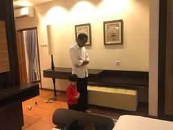 Jokowi Ajak Jan Ethes Salat Magrib