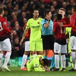 Mourinho Bela Smalling Terkait Hantaman ke Wajah Messi
