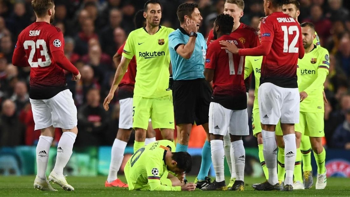 Momen saat Messi terkapar akibat hantaman Smalling. (Foto: Stu Forster/Getty Images)