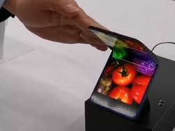 Lewat Video, Sharp Pamer Ponsel Layar Lipat