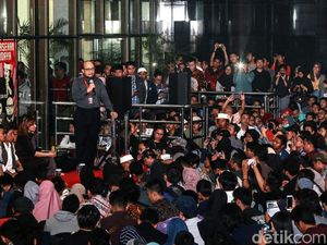 Cak Nun Bicara Hukum Tuhan di Peringatan 2 Tahun Teror Novel Cak Nun Bicara Hukum Tuhan di Peringatan 2 Tahun Teror Novel
