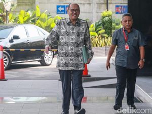 Senyum Staf Ahli Menag Saat Akan Diperiksa KPK