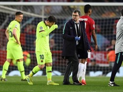 Lionel Messi pun dibawa keluar lapangan untuk mendapat perawatan medis. Terlihat striker Argentina itu menutupi wajahnya. (Foto: Stu Forster/Getty Images)