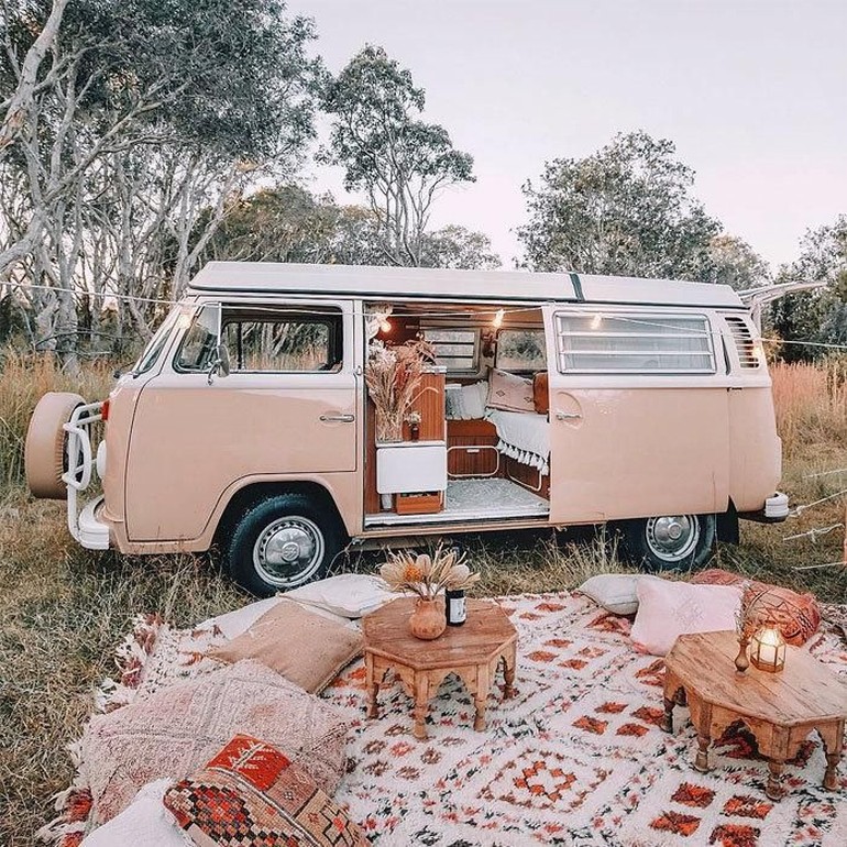 Mobil van yang ketika jendela dan pintunya dibuka, menawarkan ruang yang cukup lapang. Seolah mempunyai rumah mungil dengan teras tak terbatas. Foto: Dok. Boredpanda/Vanclan