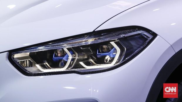 Generasi keempat X5 menggunakan lampu depan laserlight.