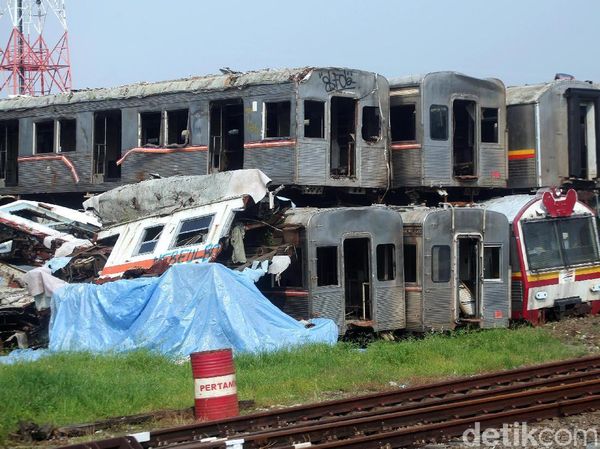 Melihat Kuburan Kereta Api di Purwakarta