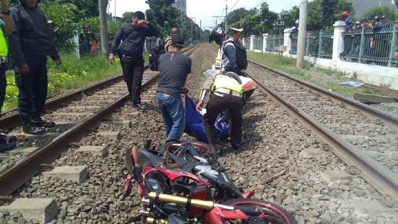 Dua Anggota TNI Tewas Tertabrak KRL di Perlintasan Poltangan Pasar Minggu